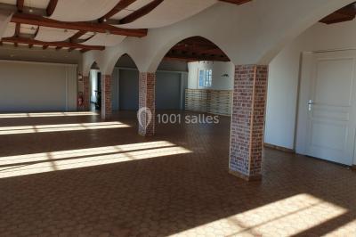 Allée verdoyante ombragée par des arbres, avec une pelouse ensoleillée au centre.