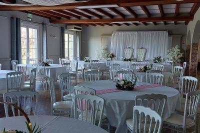 Allée verdoyante ombragée par des arbres, avec une pelouse ensoleillée au centre.