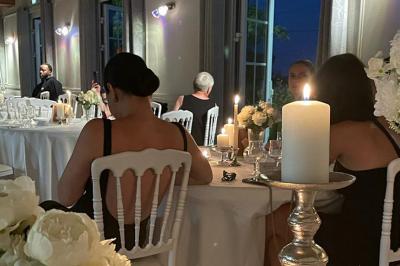 Allée verdoyante ombragée par des arbres, avec une pelouse ensoleillée au centre.