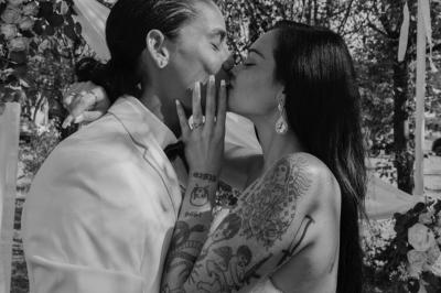 Allée verdoyante ombragée par des arbres, avec une pelouse ensoleillée au centre.