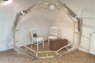 Allée verdoyante ombragée par des arbres, avec une pelouse ensoleillée au centre.