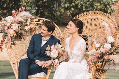 Allée verdoyante ombragée par des arbres, avec une pelouse ensoleillée au centre.