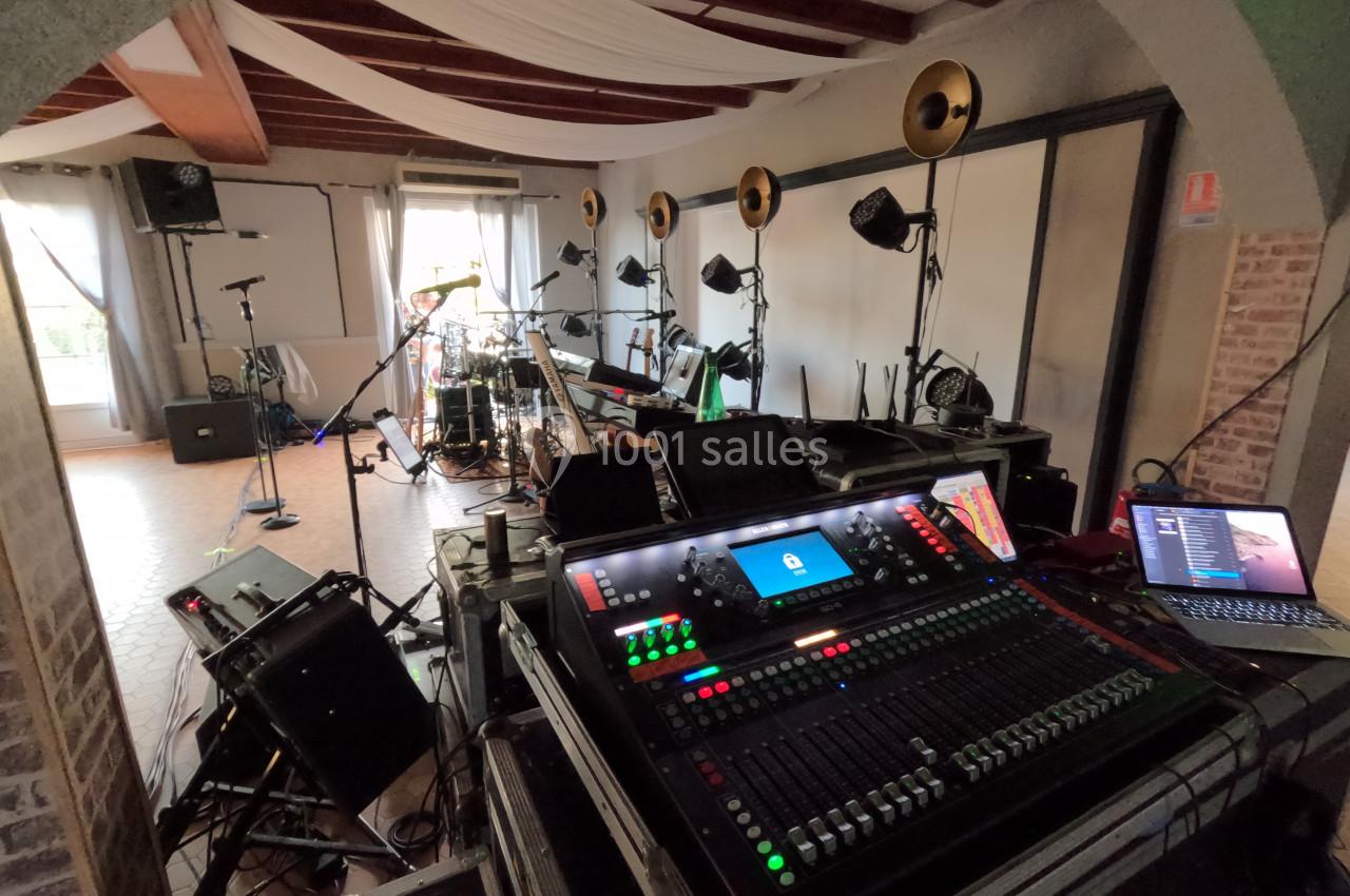 Matériel de sonorisation et instruments installés dans une salle pour une répétition ou un concert.