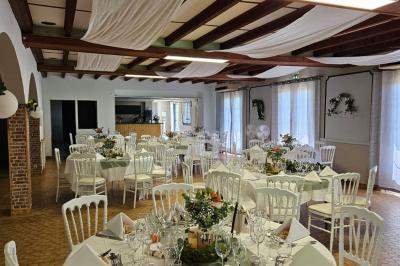 Allée verdoyante ombragée par des arbres, avec une pelouse ensoleillée au centre.