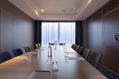 Plateau de fromages variés avec des fruits, dont des raisins, des fraises et un ananas au centre, présenté sur un tonneau.