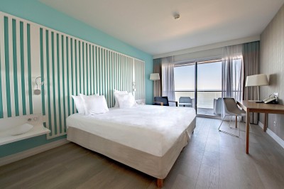 Plateau de fromages variés avec des fruits, dont des raisins, des fraises et un ananas au centre, présenté sur un tonneau.