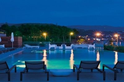 Miniature Location salle Ajaccio (Corse-du-Sud) - Radisson Blu Resort & Spa, Ajaccio Bay #8 Salle de réunion lumineuse avec des tables alignées, des chaises bleues, des bouteilles d'eau et vue sur la mer.