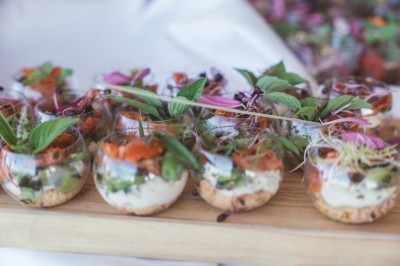 Chambre lumineuse avec lit double, mobilier moderne et vue sur la mer depuis une grande baie vitrée.