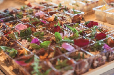Chambre lumineuse avec lit double, mobilier moderne et vue sur la mer depuis une grande baie vitrée.