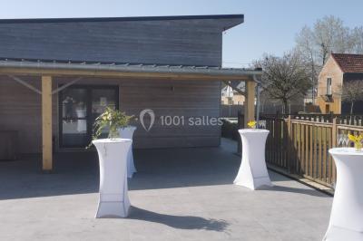 Radiateur sèche-serviettes blanc fixé sur un mur bleu, près d'un lavabo et d'étagères ouvertes.