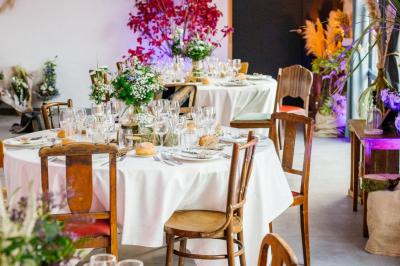 Radiateur sèche-serviettes blanc fixé sur un mur bleu, près d'un lavabo et d'étagères ouvertes.