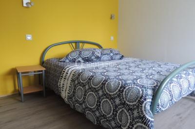 Radiateur sèche-serviettes blanc fixé sur un mur bleu, près d'un lavabo et d'étagères ouvertes.