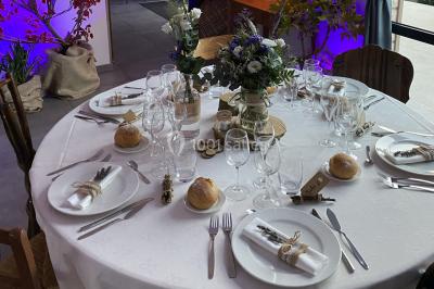 Radiateur sèche-serviettes blanc fixé sur un mur bleu, près d'un lavabo et d'étagères ouvertes.