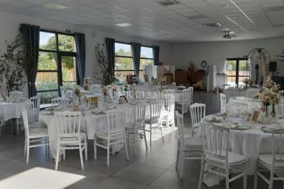 Radiateur sèche-serviettes blanc fixé sur un mur bleu, près d'un lavabo et d'étagères ouvertes.