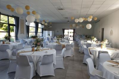Radiateur sèche-serviettes blanc fixé sur un mur bleu, près d'un lavabo et d'étagères ouvertes.