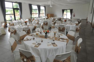 Radiateur sèche-serviettes blanc fixé sur un mur bleu, près d'un lavabo et d'étagères ouvertes.