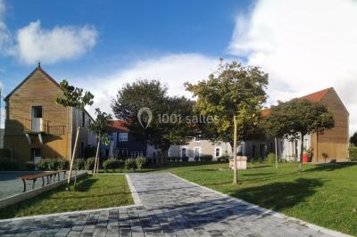 Étang entouré d'arbres illuminés la nuit, avec leurs reflets visibles sur l'eau calme.