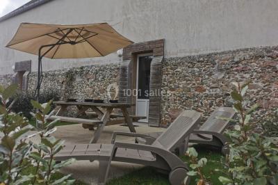 Étang entouré d'arbres illuminés la nuit, avec leurs reflets visibles sur l'eau calme.