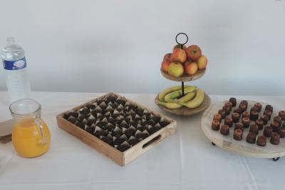 Étang entouré d'arbres illuminés la nuit, avec leurs reflets visibles sur l'eau calme.