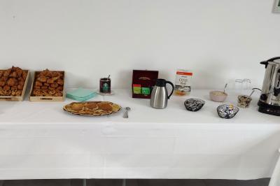 Étang entouré d'arbres illuminés la nuit, avec leurs reflets visibles sur l'eau calme.