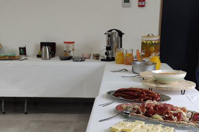 Étang entouré d'arbres illuminés la nuit, avec leurs reflets visibles sur l'eau calme.