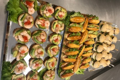 Enseigne lumineuse indiquant ’Restaurant L'Essentiel Café’ sur une façade sombre.