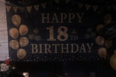 Enseigne lumineuse indiquant ’Restaurant L'Essentiel Café’ sur une façade sombre.