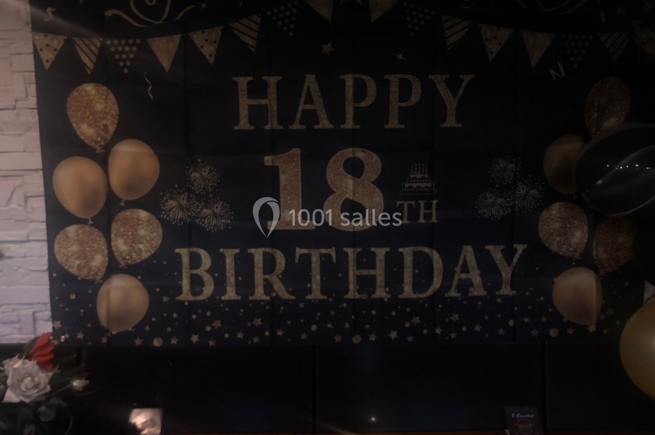 Bannière noire et dorée avec l'inscription ’Happy 18th Birthday’, décorée de ballons et motifs festifs.