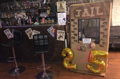 Enseigne lumineuse indiquant ’Restaurant L'Essentiel Café’ sur une façade sombre.