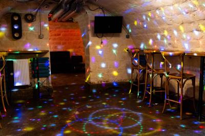 Bol de salade garnie de morceaux de poulet croustillant, posé sur une table en bois dans un restaurant.