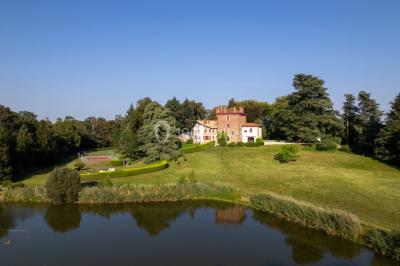 Le Château de Versailleux Le Château de Versailleux