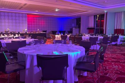 Salle de bain moderne avec baignoire, douche, double vasque, miroir large et serviettes blanches.