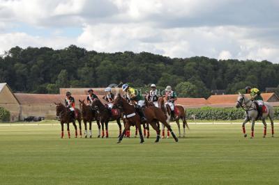 Camion de restauration rapide proposant des fish and chips, avec trois personnes souriantes à l'intérieur.