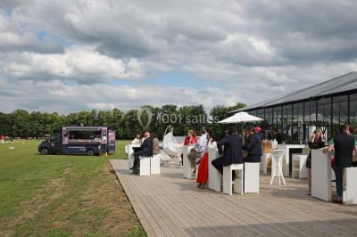 Camion de restauration rapide proposant des fish and chips, avec trois personnes souriantes à l'intérieur.