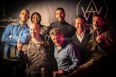 Camion de restauration rapide proposant des fish and chips, avec trois personnes souriantes à l'intérieur.