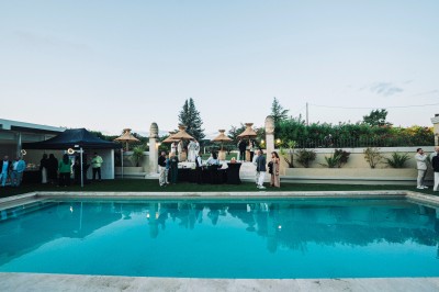 Chambre lumineuse avec lit double, décoration murale en bois et accès à une salle de bain attenante.