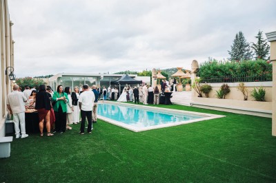 Chambre lumineuse avec lit double, décoration murale en bois et accès à une salle de bain attenante.