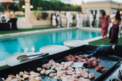 Chambre lumineuse avec lit double, décoration murale en bois et accès à une salle de bain attenante.