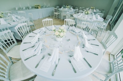 Chambre lumineuse avec lit double, décoration murale en bois et accès à une salle de bain attenante.