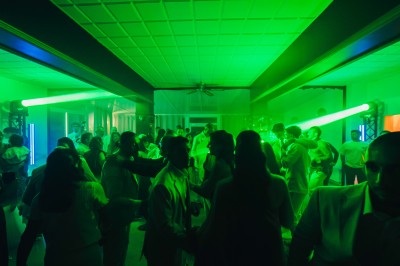 Chambre lumineuse avec lit double, décoration murale en bois et accès à une salle de bain attenante.