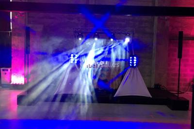 Miroir interactif encadré de lumières, posé sur un tapis rouge avec des chapeaux colorés à proximité.