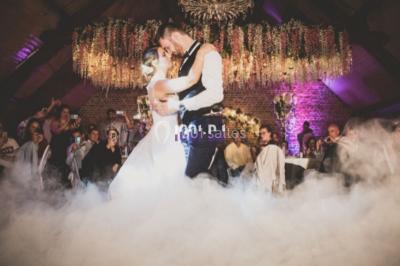 Miroir interactif encadré de lumières, posé sur un tapis rouge avec des chapeaux colorés à proximité.