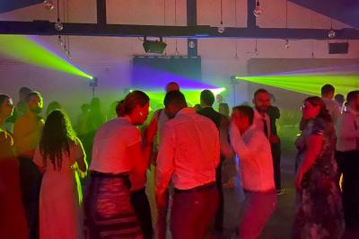 Miroir interactif encadré de lumières, posé sur un tapis rouge avec des chapeaux colorés à proximité.