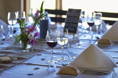 Logo du parc animalier et botanique de Branféré, avec une illustration stylisée de girafe et du texte associé.