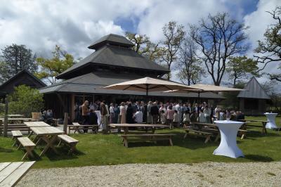 Logo du parc animalier et botanique de Branféré, avec une illustration stylisée de girafe et du texte associé.