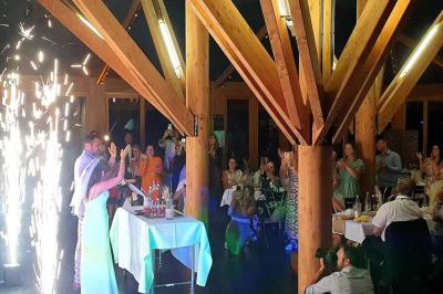 Logo du parc animalier et botanique de Branféré, avec une illustration stylisée de girafe et du texte associé.