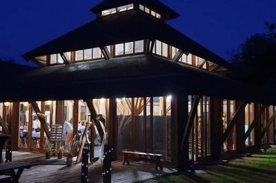 Logo du parc animalier et botanique de Branféré, avec une illustration stylisée de girafe et du texte associé.