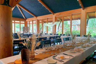 Logo du parc animalier et botanique de Branféré, avec une illustration stylisée de girafe et du texte associé.