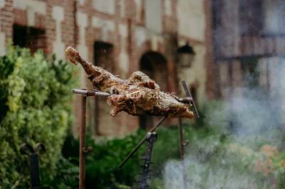 Un couple de dos observe des lanternes volantes dans un cadre nocturne entouré de convives.