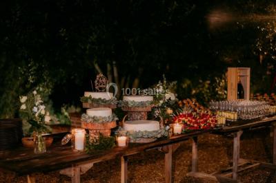 Un couple de dos observe des lanternes volantes dans un cadre nocturne entouré de convives.